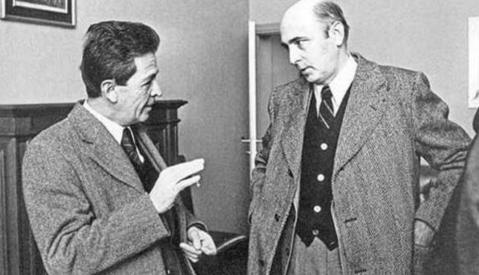 Un giovane Giorgio Napolitano in dialogo con Enrico Berlinguer