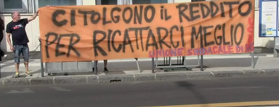 Manifestanti in difesa del reddito di cittadinanza