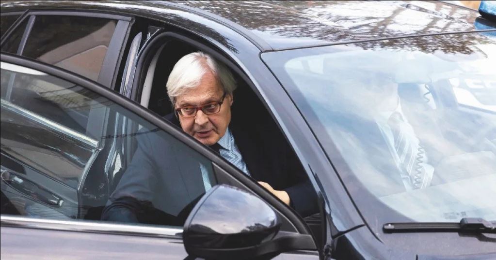 Vittorio Sgarbi in auto
