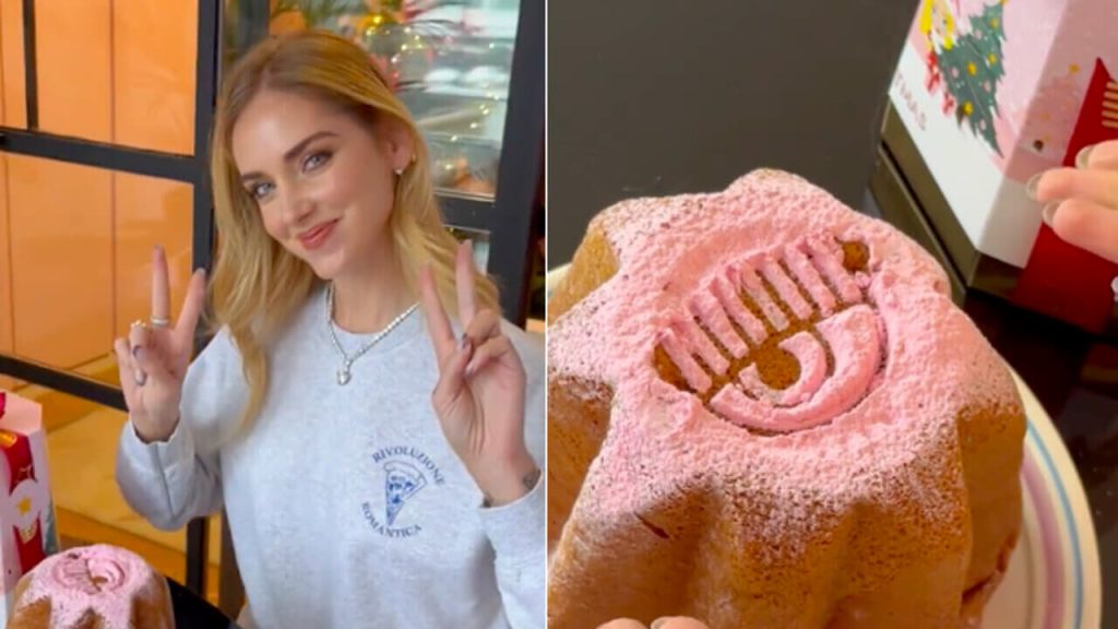 Chiara Ferragni mentre illustra ai follower come cospargere il pandoro con lo zucchero a velo rosa