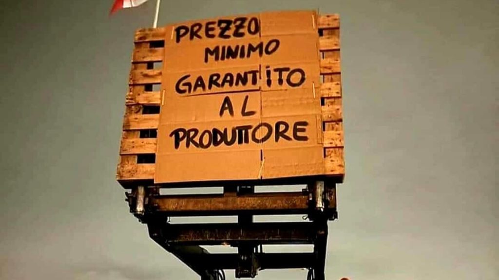 Il cartellone di un corteo di agricoltori in protesta