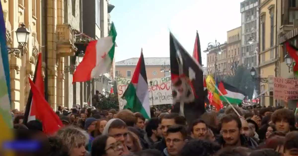 studenti in piazza oggi
